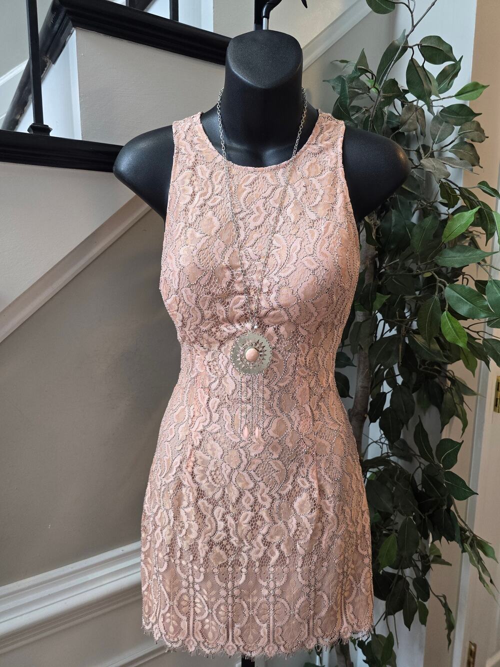 NBD Sheath Dress Women's SZ XS Pink Floral Lace Lined Fitted Padded Back Zipper